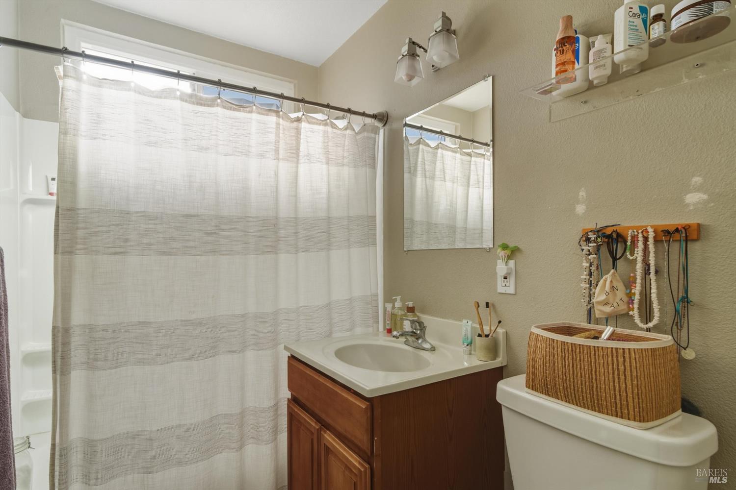 Detail Gallery Image 8 of 15 For 1280 Saint Francis Dr, Petaluma,  CA 94954 - 4 Beds | 2 Baths