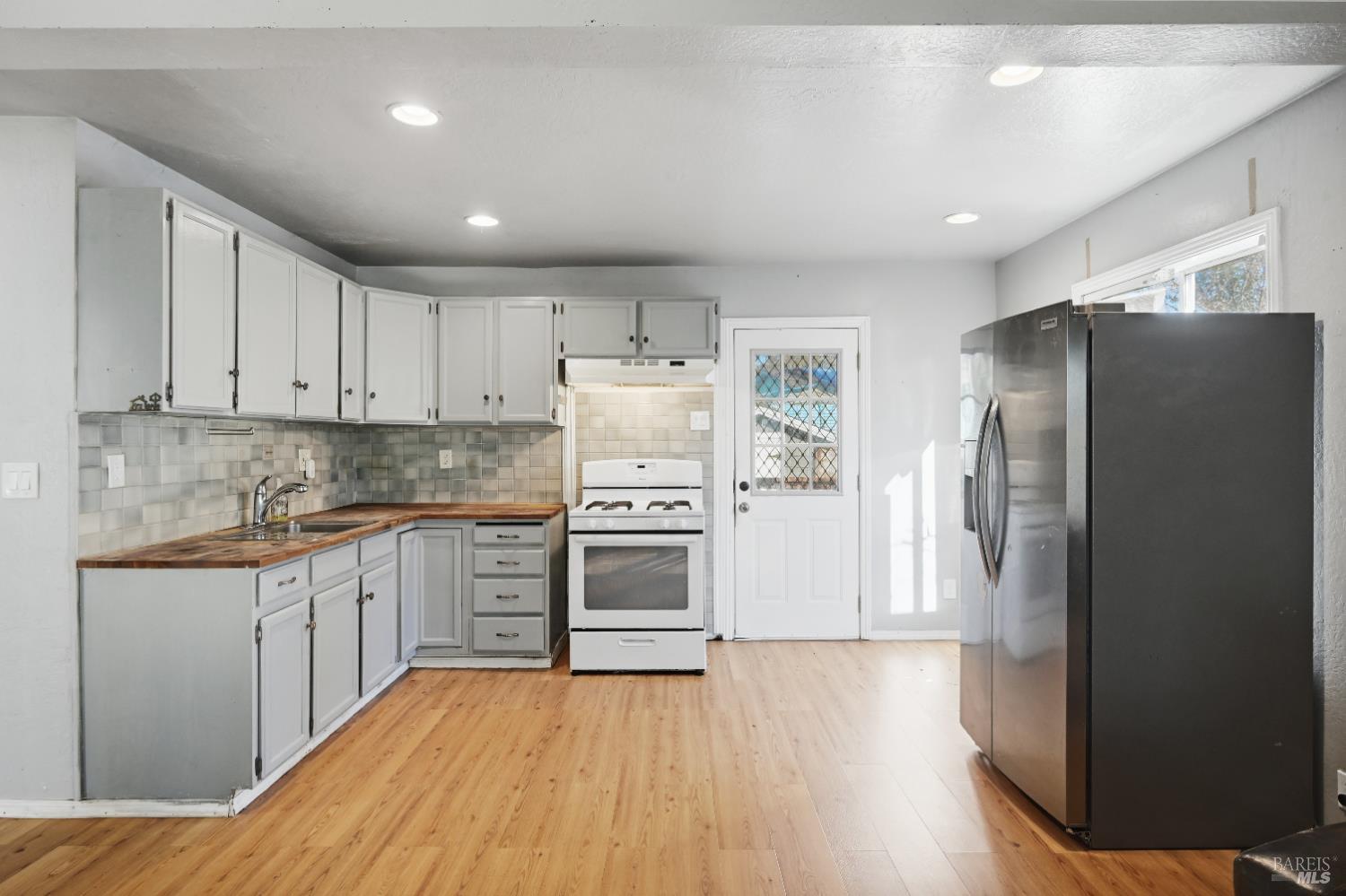 Detail Gallery Image 10 of 31 For 1677 Hearn Ave, Santa Rosa,  CA 95407 - 2 Beds | 1 Baths