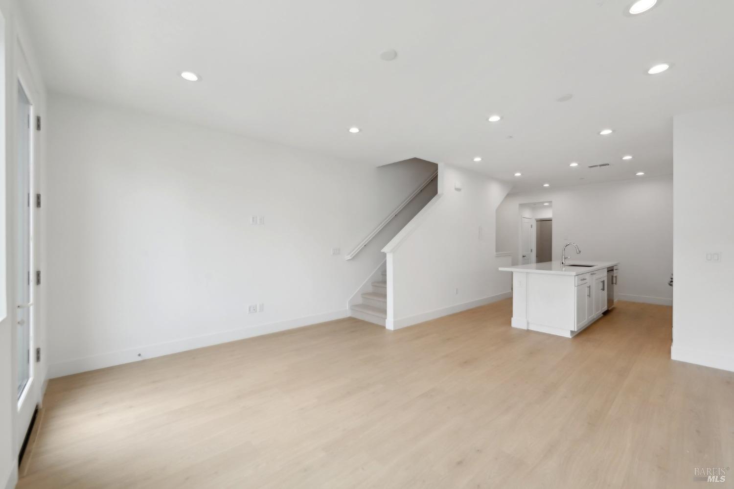 Detail Gallery Image 6 of 31 For 5158 Blossom Cir, Richmond,  CA 94804 - 4 Beds | 4 Baths