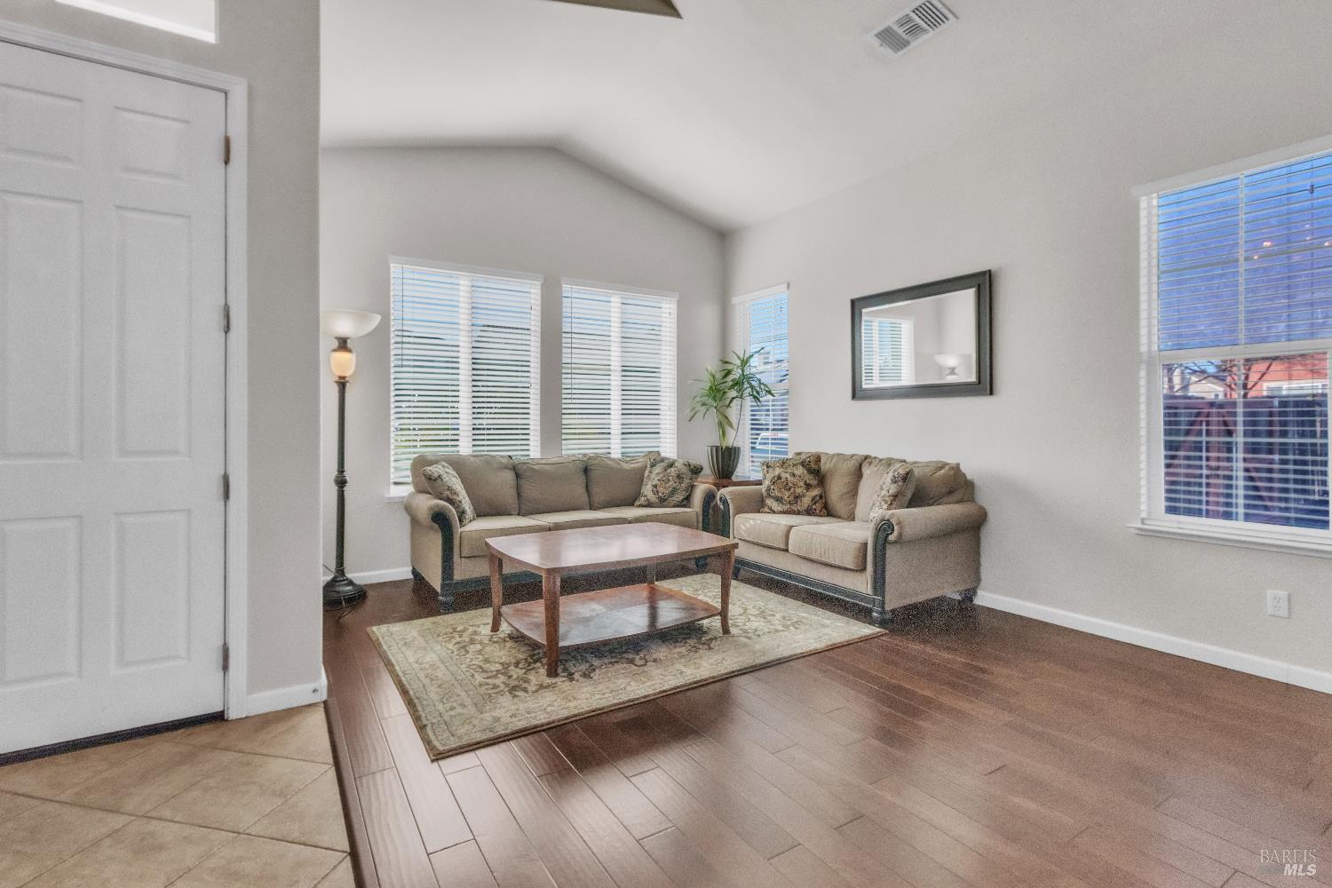 Detail Gallery Image 9 of 45 For 1120 Bello Dr, Dixon,  CA 95620 - 4 Beds | 2/1 Baths