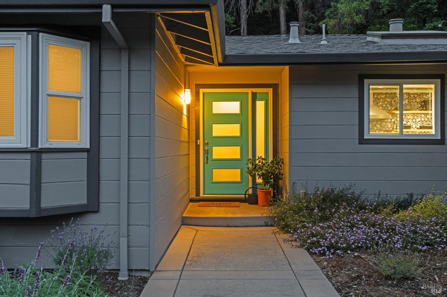 Detail Gallery Image 3 of 37 For 71 Convent Ct, San Rafael,  CA 94901 - 3 Beds | 2 Baths