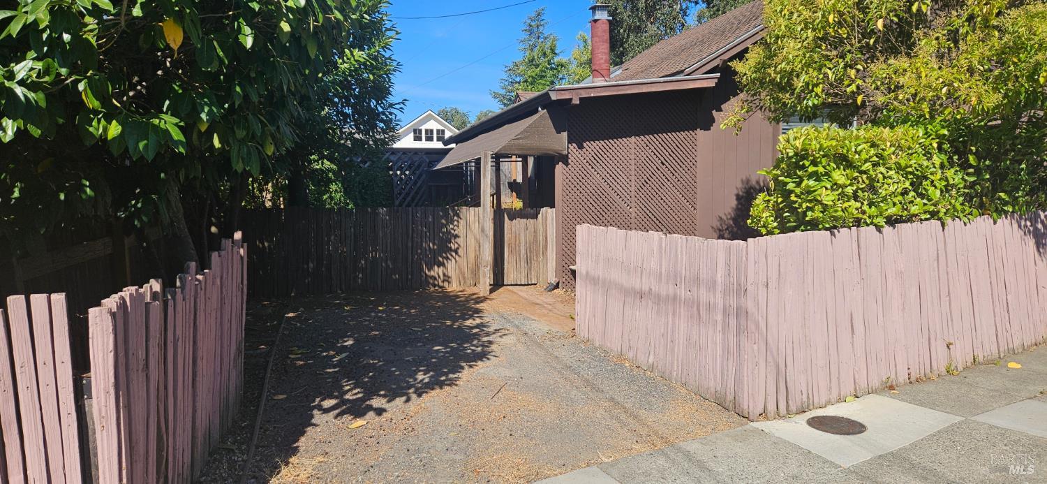 Detail Gallery Image 6 of 41 For 523 Center St, Healdsburg,  CA 95448 - 3 Beds | 2 Baths