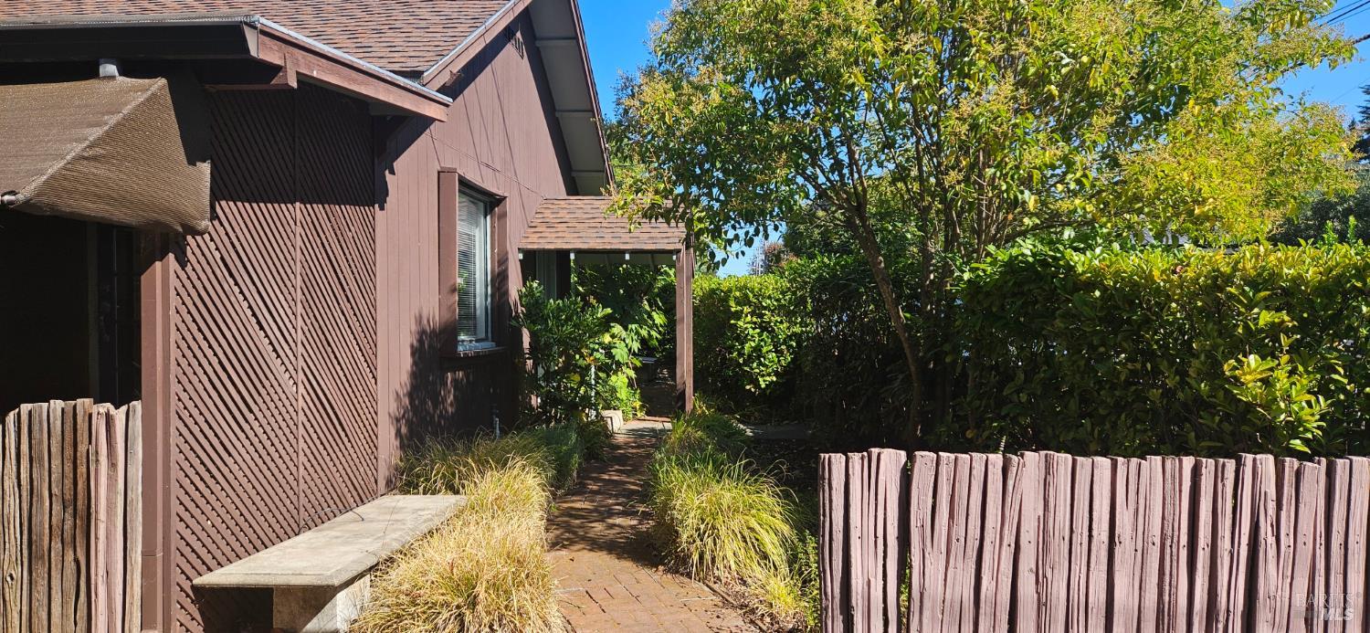 Detail Gallery Image 9 of 41 For 523 Center St, Healdsburg,  CA 95448 - 3 Beds | 2 Baths