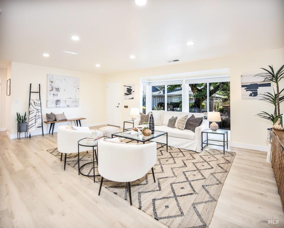 Detail Gallery Image 7 of 29 For 4 Valley Green St, Santa Rosa,  CA 95409 - 2 Beds | 2 Baths