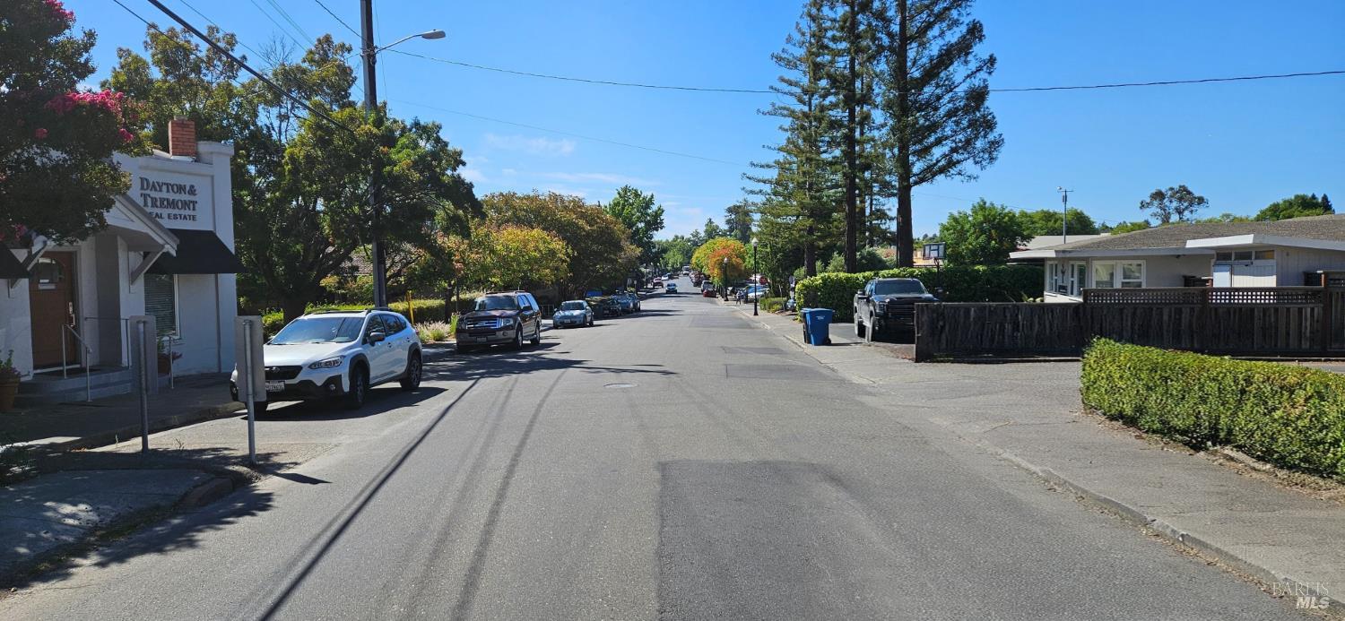 Detail Gallery Image 10 of 41 For 523 Center St, Healdsburg,  CA 95448 - 3 Beds | 2 Baths