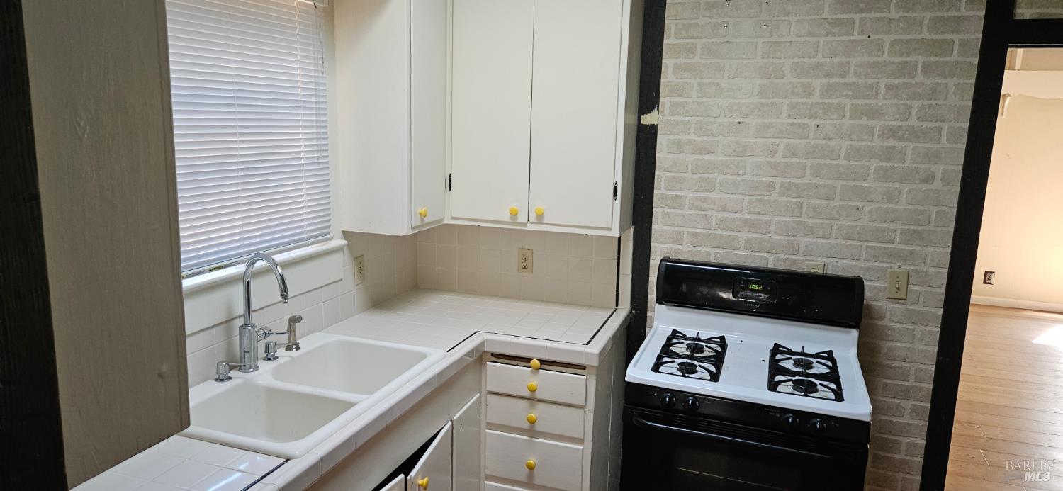 Detail Gallery Image 15 of 41 For 523 Center St, Healdsburg,  CA 95448 - 3 Beds | 2 Baths