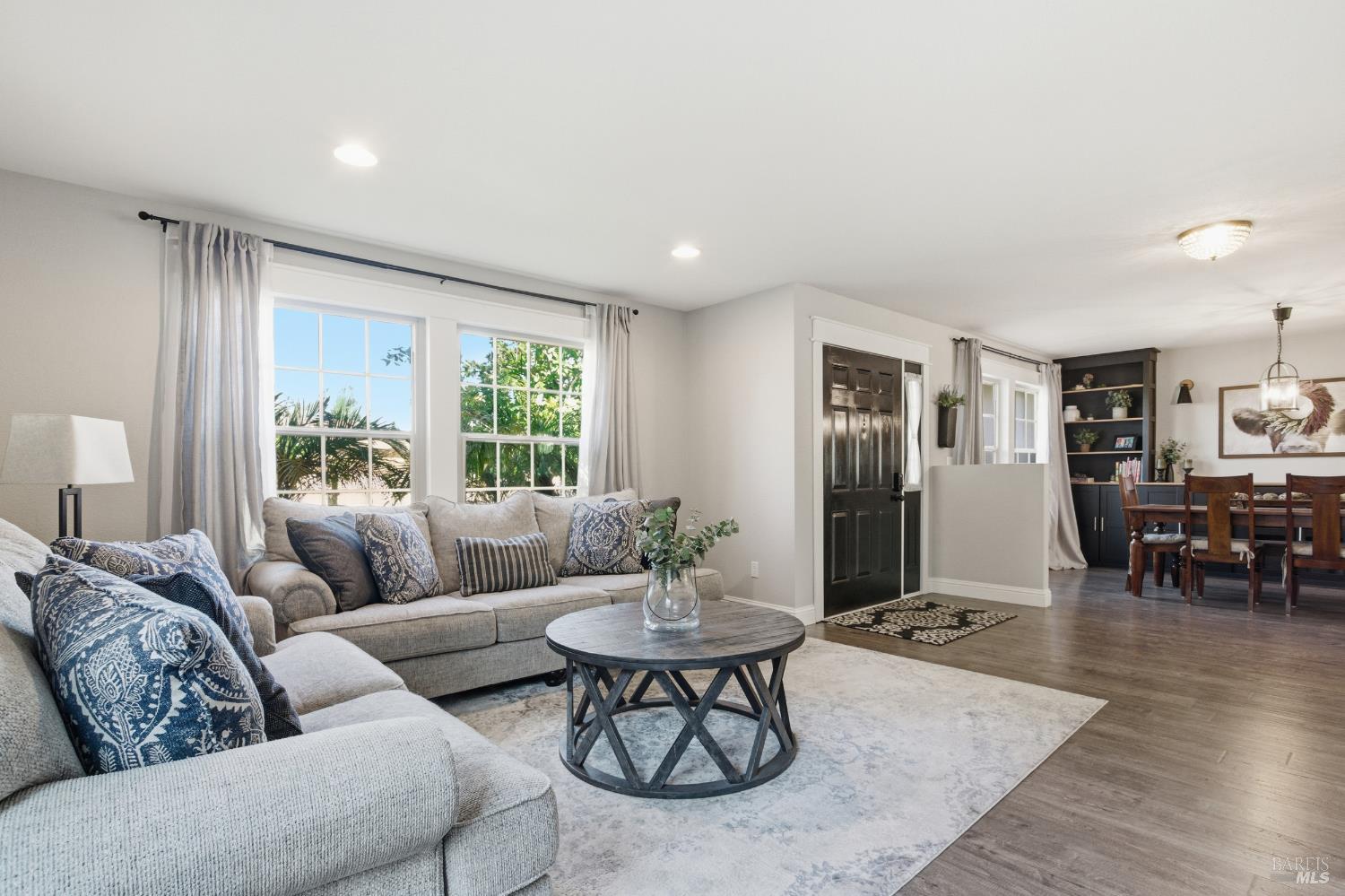 Detail Gallery Image 4 of 38 For 442 Stonewood Dr, Vacaville,  CA 95687 - 4 Beds | 2/1 Baths