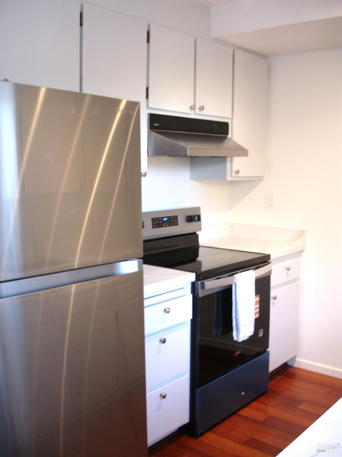 Detail Gallery Image 4 of 9 For 233 Marin Valley Dr, Novato,  CA 94949 - 2 Beds | 1/1 Baths