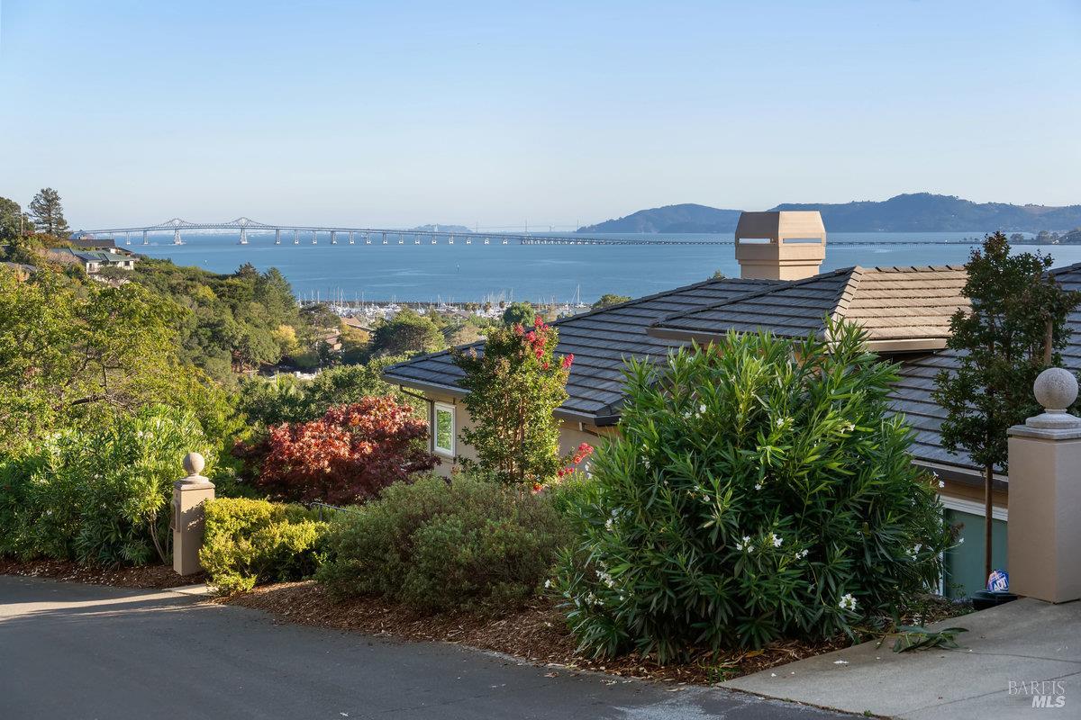 Detail Gallery Image 2 of 32 For 11 Loch Haven Ct, San Rafael,  CA 94901 - 5 Beds | 4/1 Baths
