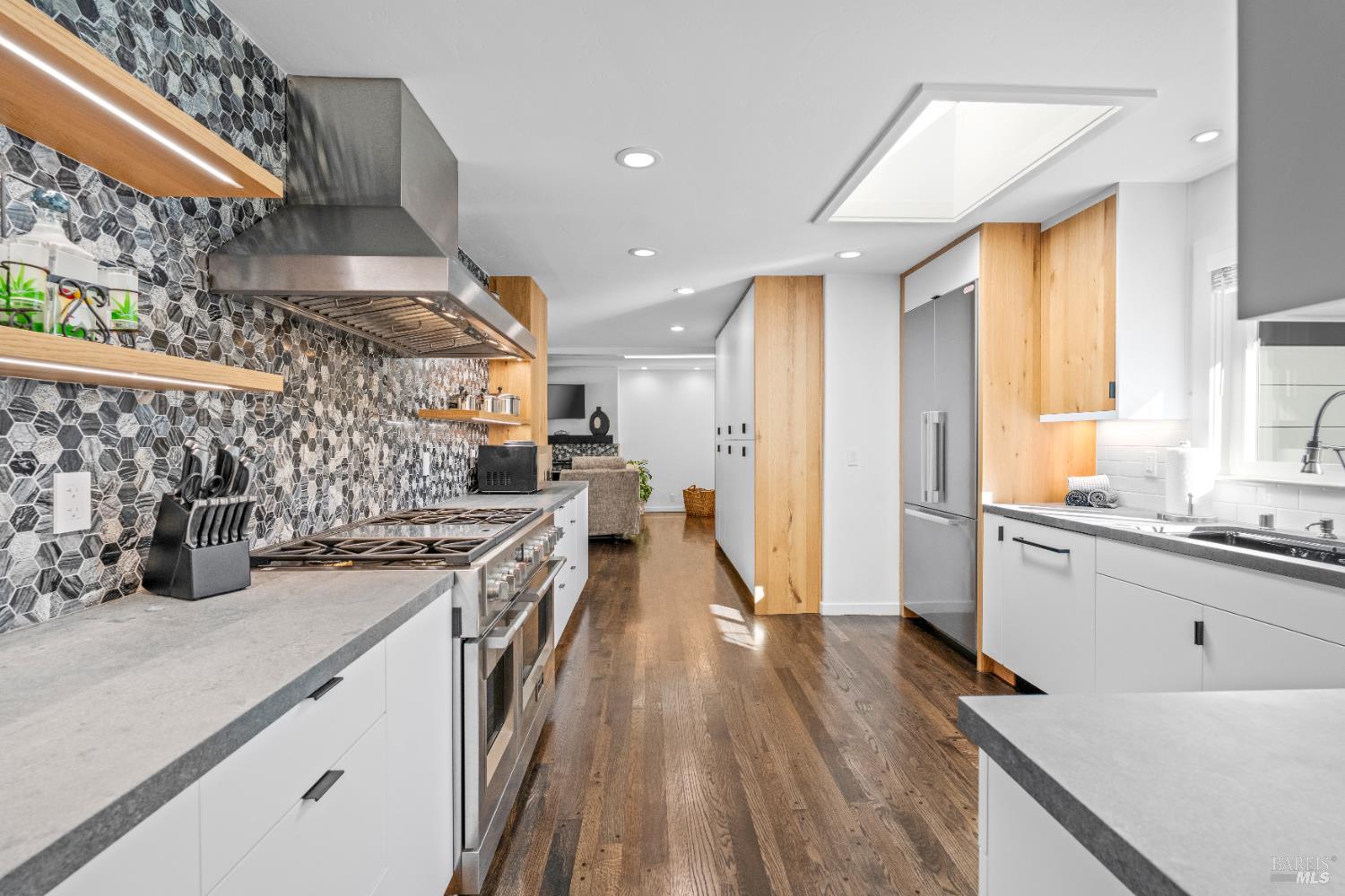 Detail Gallery Image 5 of 37 For 71 Convent Ct, San Rafael,  CA 94901 - 3 Beds | 2 Baths