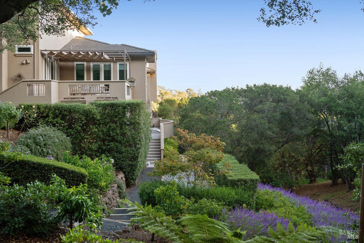 Detail Gallery Image 3 of 32 For 11 Loch Haven Ct, San Rafael,  CA 94901 - 5 Beds | 4/1 Baths