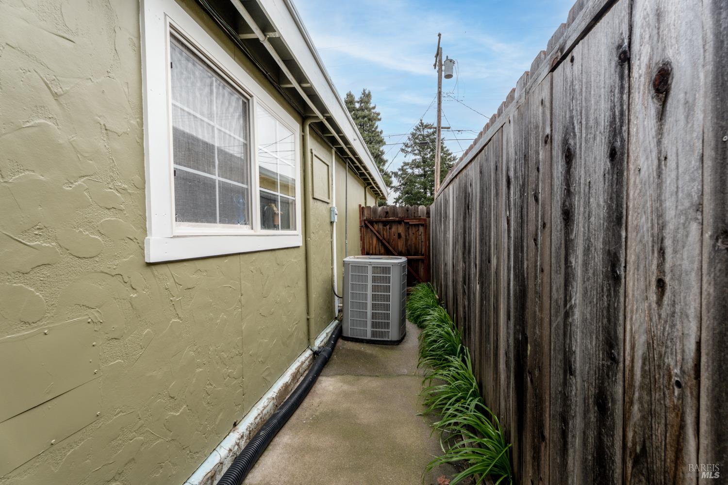 Detail Gallery Image 5 of 15 For 1778 Lockwood Dr, Ukiah,  CA 95482 - 3 Beds | 1 Baths