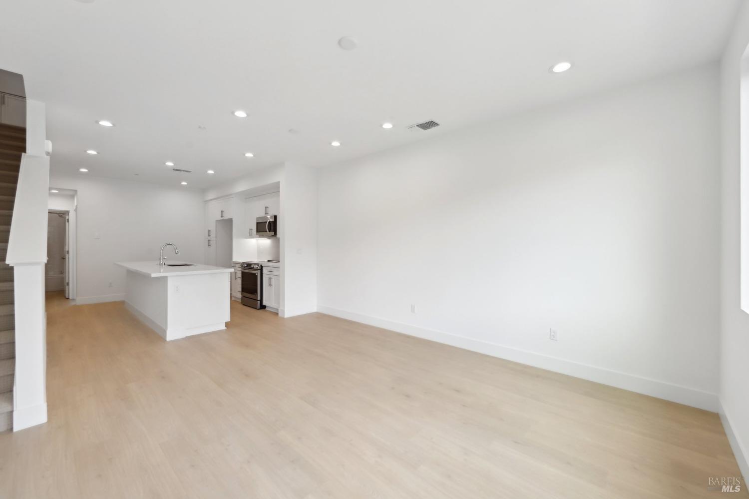 Detail Gallery Image 5 of 31 For 5158 Blossom Cir, Richmond,  CA 94804 - 4 Beds | 4 Baths