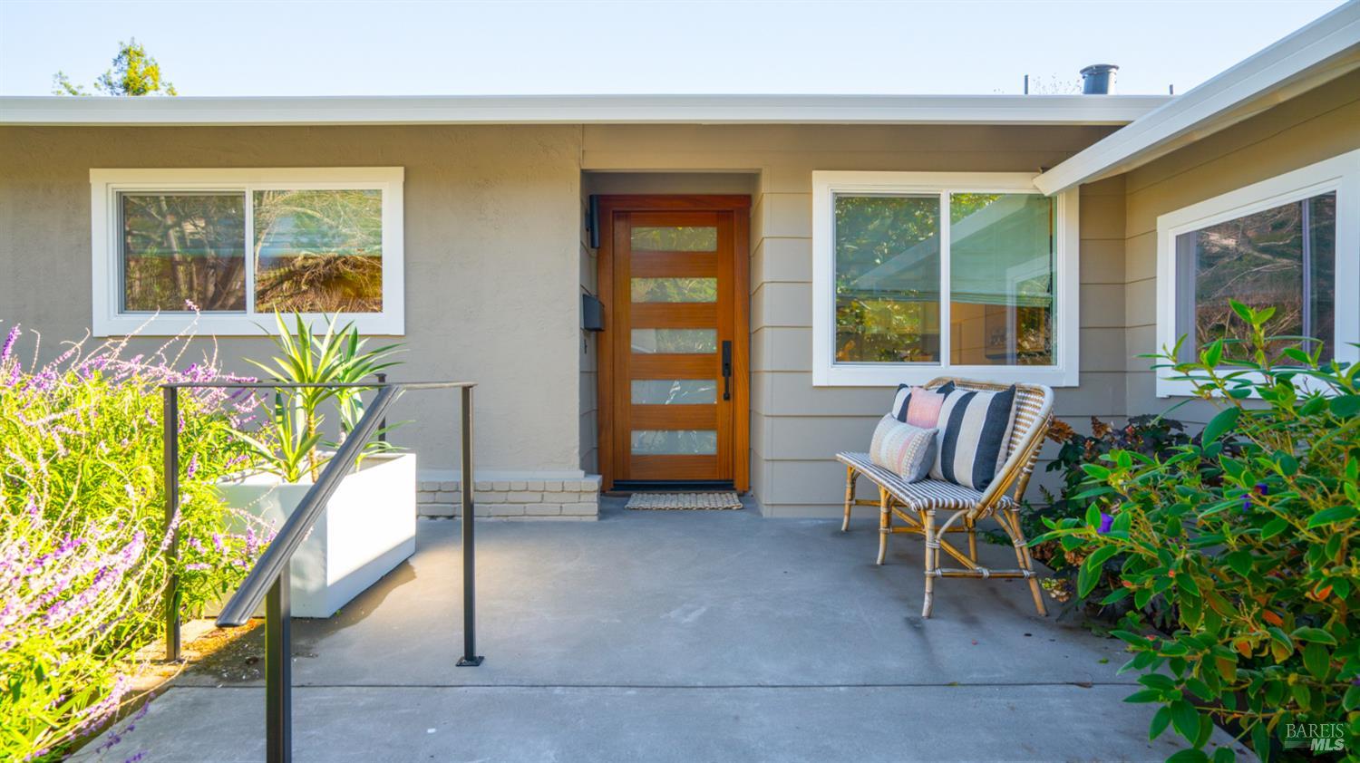 Detail Gallery Image 6 of 47 For 739 Tamarack Dr, San Rafael,  CA 94903 - 3 Beds | 2 Baths