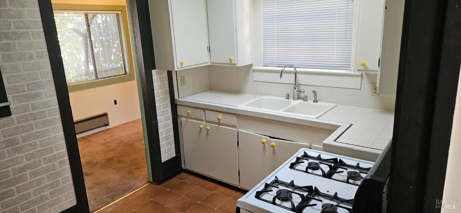 Detail Gallery Image 16 of 41 For 523 Center St, Healdsburg,  CA 95448 - 3 Beds | 2 Baths