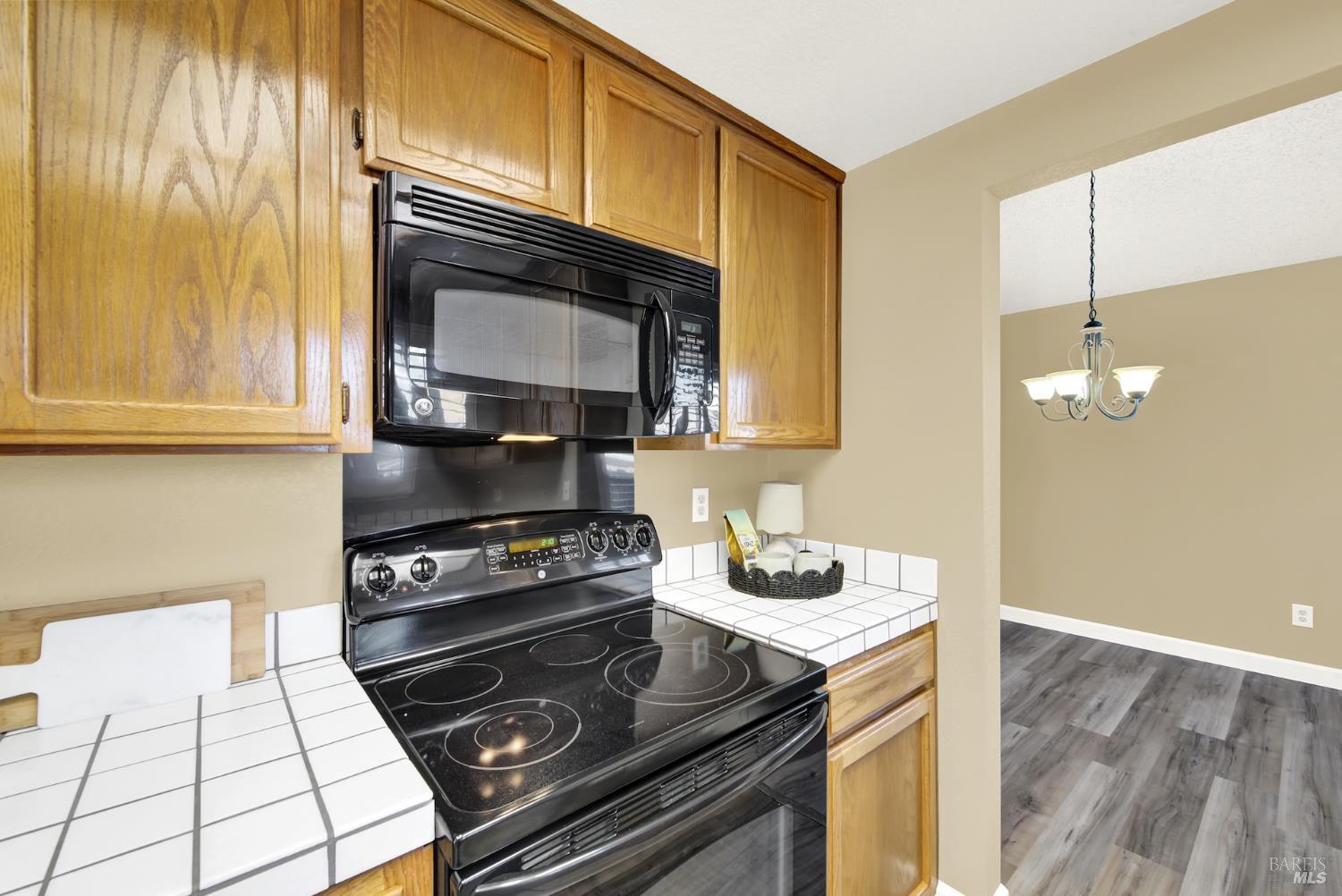 Detail Gallery Image 18 of 83 For 401 Northampton Dr, American Canyon,  CA 94503 - 4 Beds | 3 Baths