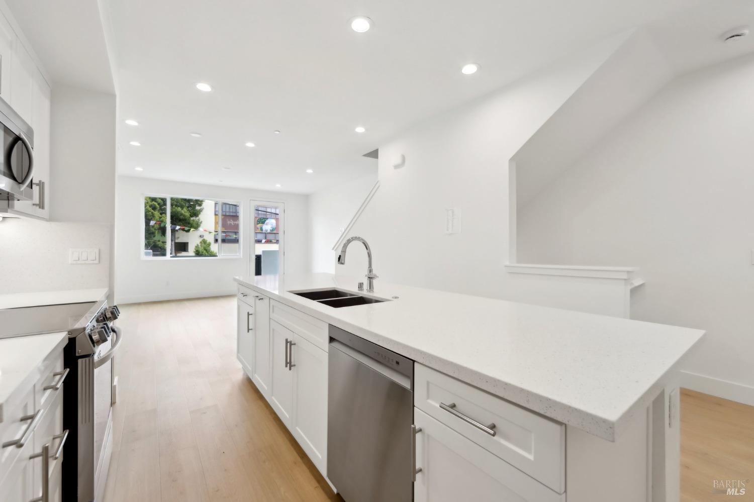 Detail Gallery Image 11 of 31 For 5158 Blossom Cir, Richmond,  CA 94804 - 4 Beds | 4 Baths