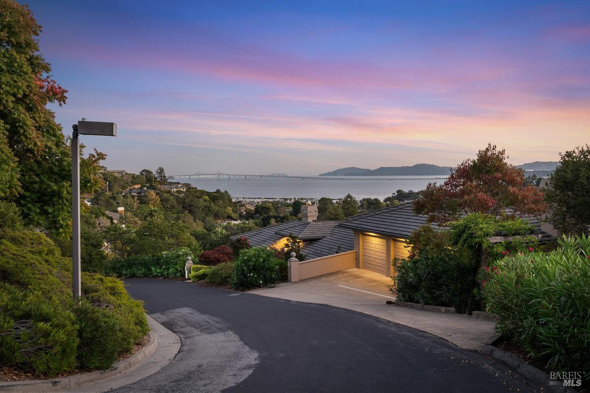 Detail Gallery Image 5 of 32 For 11 Loch Haven Ct, San Rafael,  CA 94901 - 5 Beds | 4/1 Baths