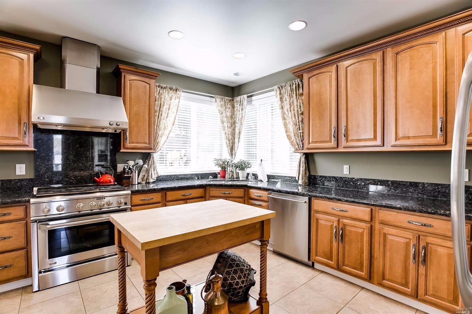 Detail Gallery Image 21 of 91 For 240 Hidden Valley Ln, Vacaville,  CA 95688 - 6 Beds | 3 Baths