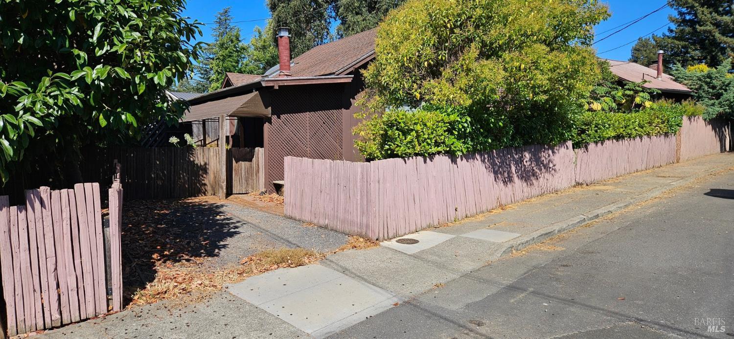 Detail Gallery Image 5 of 41 For 523 Center St, Healdsburg,  CA 95448 - 3 Beds | 2 Baths