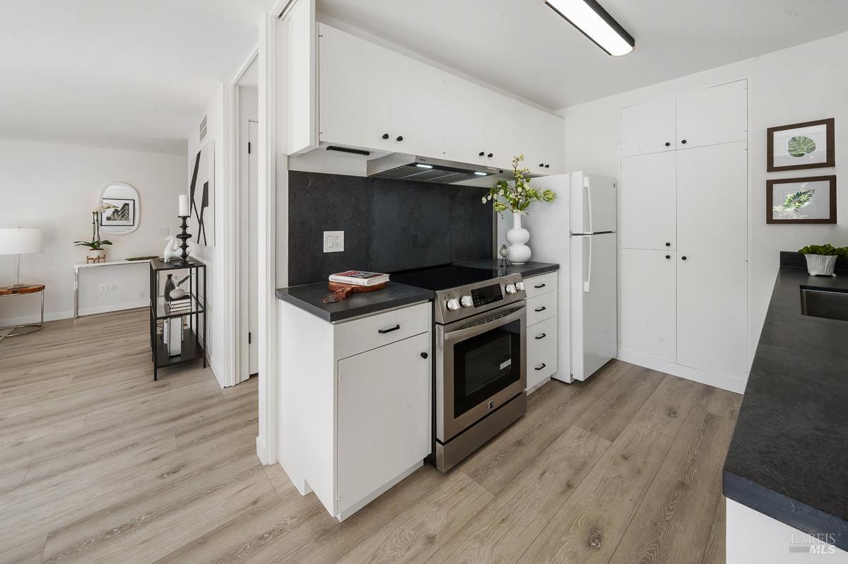 Detail Gallery Image 17 of 48 For 46 Surrey Ln, San Rafael,  CA 94903 - 2 Beds | 2 Baths