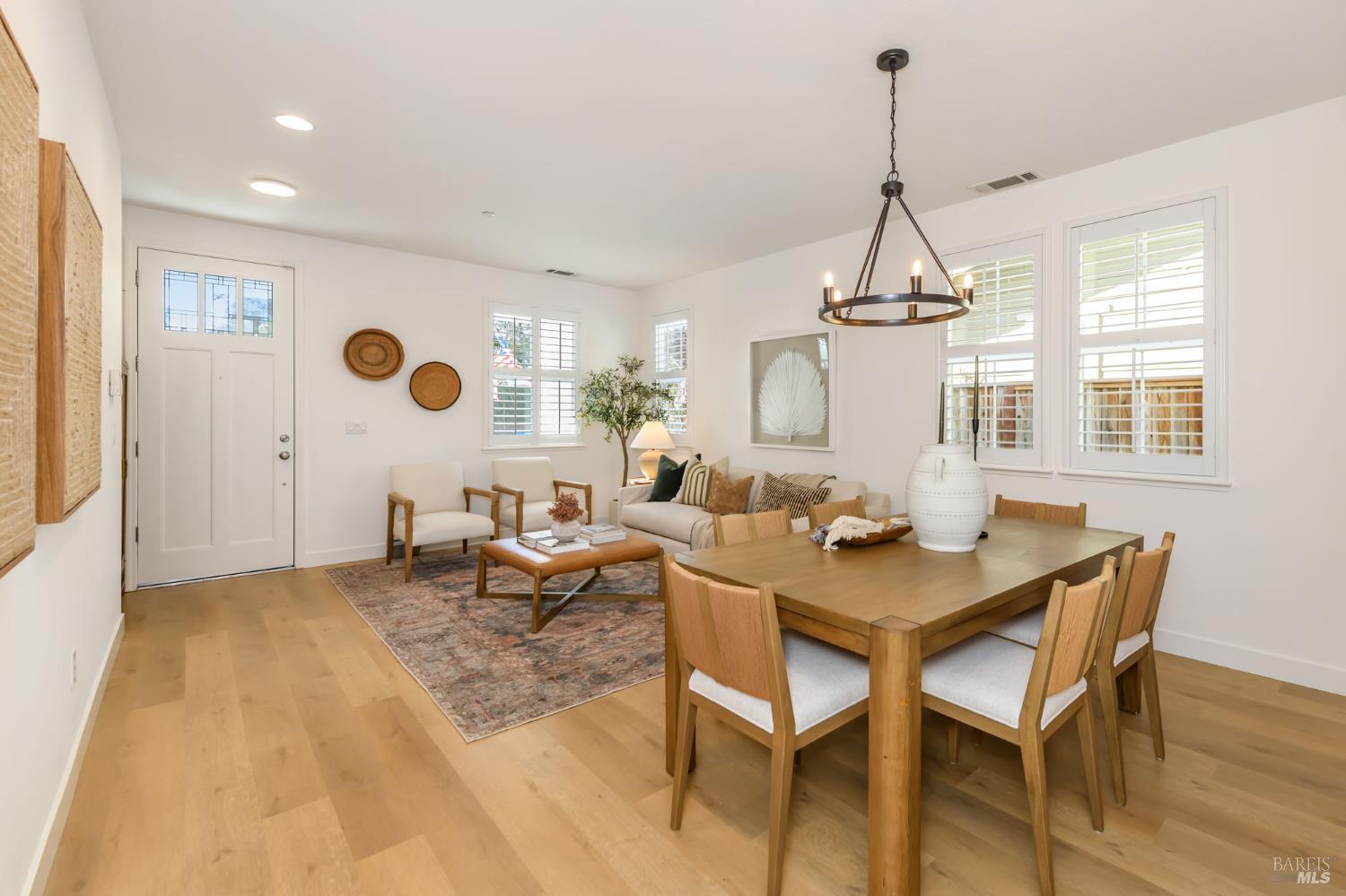 Detail Gallery Image 9 of 46 For 1727 Chinar Dr, Petaluma,  CA 94954 - 4 Beds | 2/1 Baths