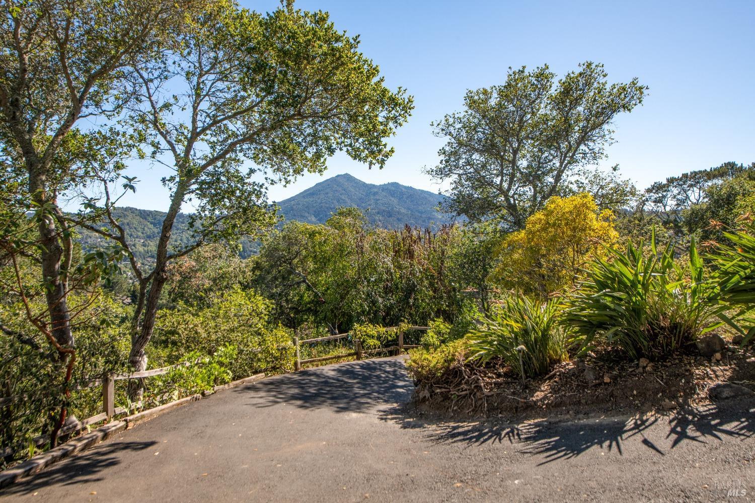 Detail Gallery Image 2 of 40 For 20 Vista Dr, Kentfield,  CA 94904 - 4 Beds | 1/1 Baths