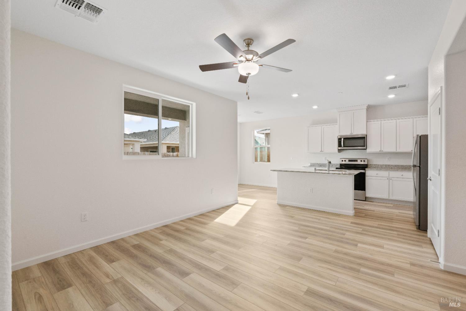 Detail Gallery Image 3 of 12 For 2271 Park Pl, Rio Vista,  CA 94571 - 2 Beds | 2 Baths