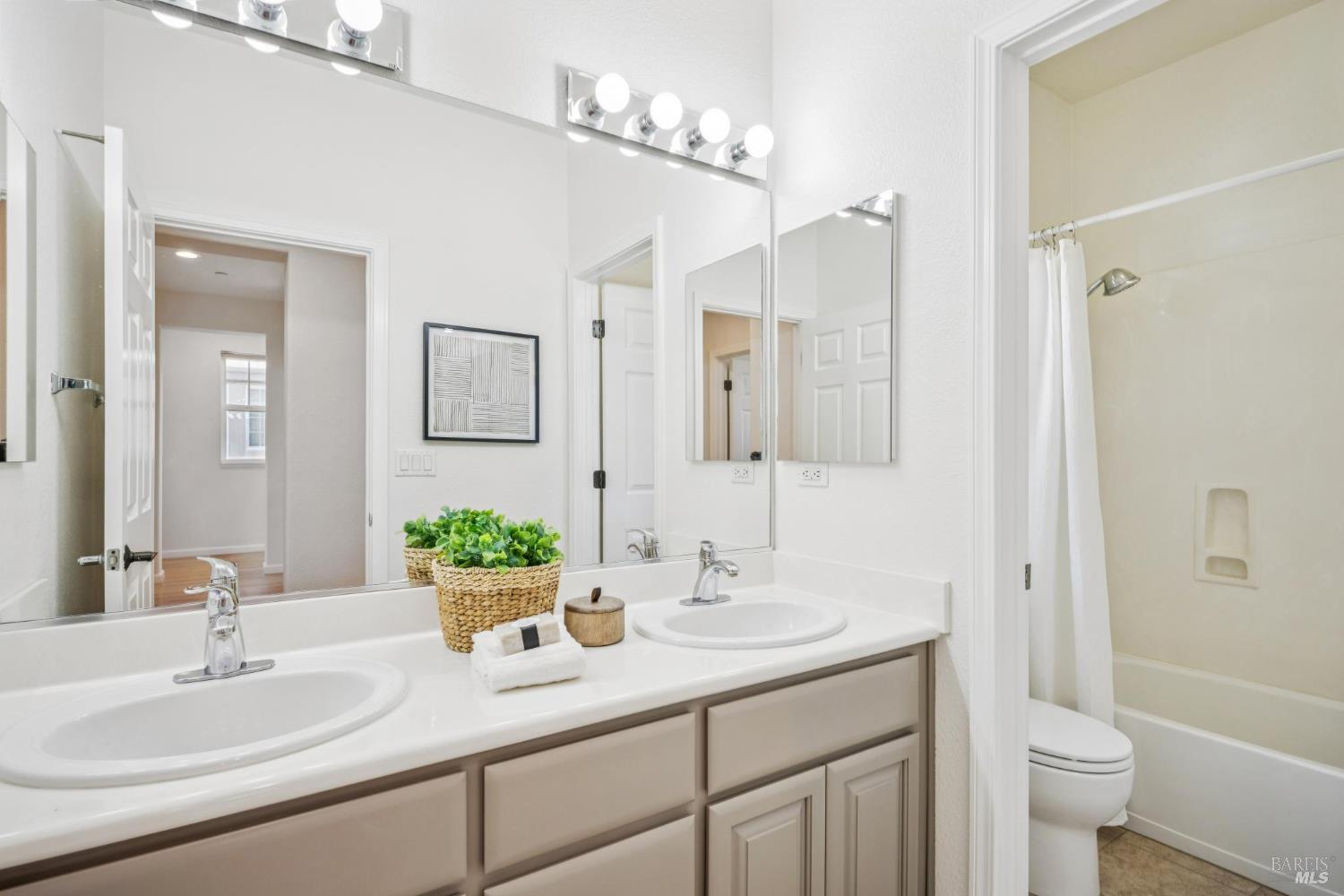 Detail Gallery Image 31 of 38 For 71 Oak Grove Dr, Novato,  CA 94949 - 4 Beds | 3/1 Baths