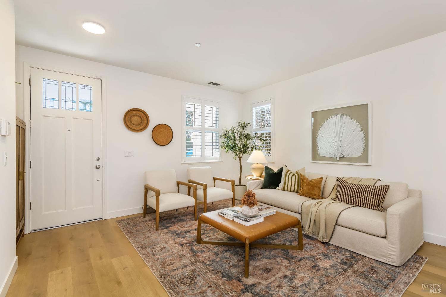 Detail Gallery Image 10 of 46 For 1727 Chinar Dr, Petaluma,  CA 94954 - 4 Beds | 2/1 Baths