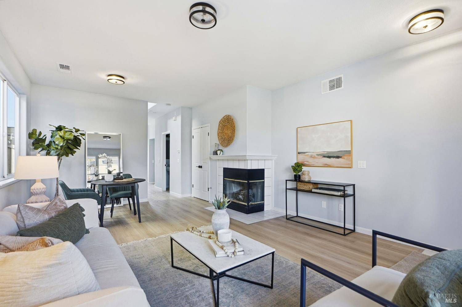 Detail Gallery Image 5 of 40 For 1740 Cork Tree Ln, Santa Rosa,  CA 95404 - 3 Beds | 2/1 Baths