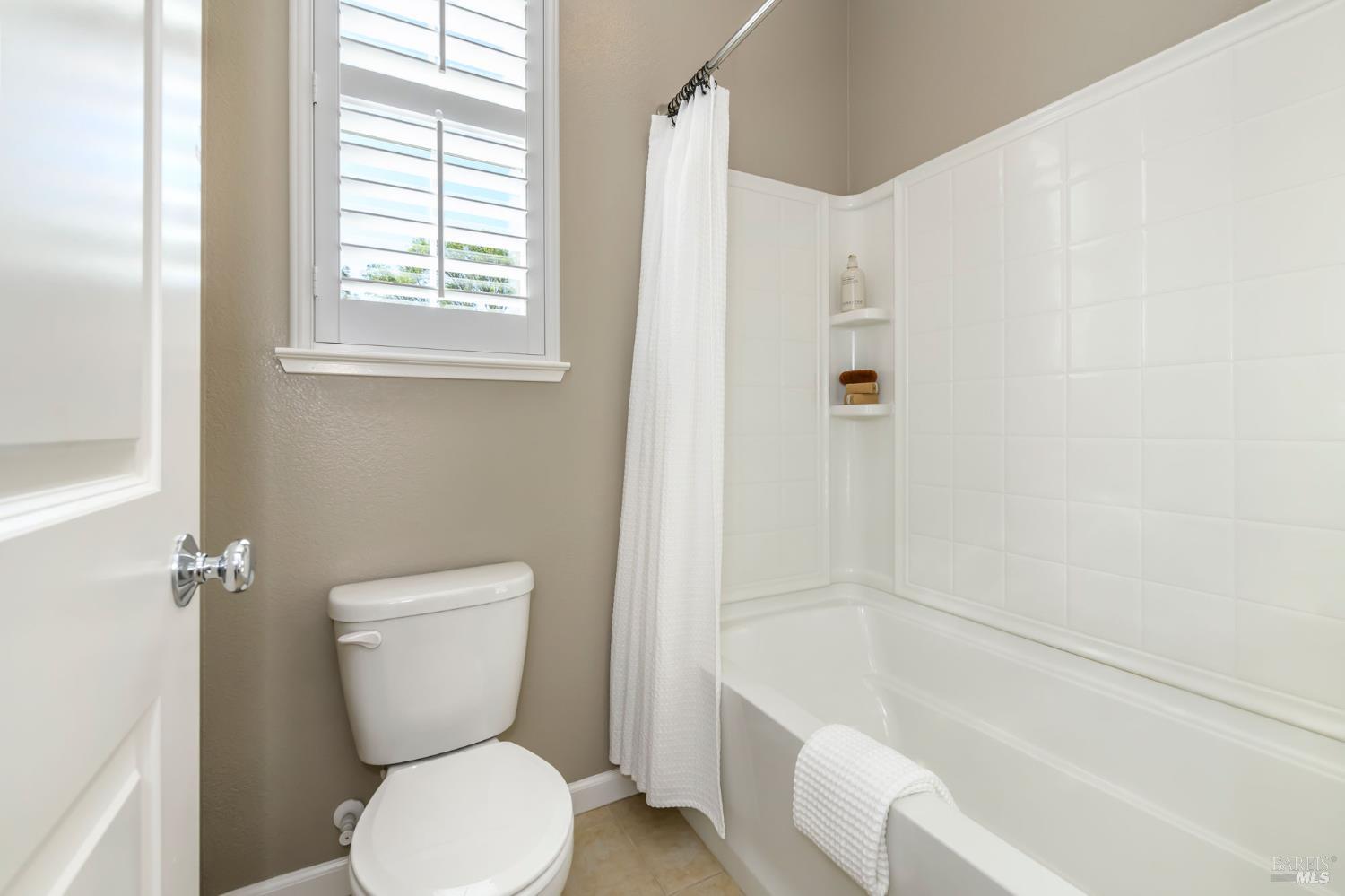 Detail Gallery Image 36 of 46 For 1727 Chinar Dr, Petaluma,  CA 94954 - 4 Beds | 2/1 Baths