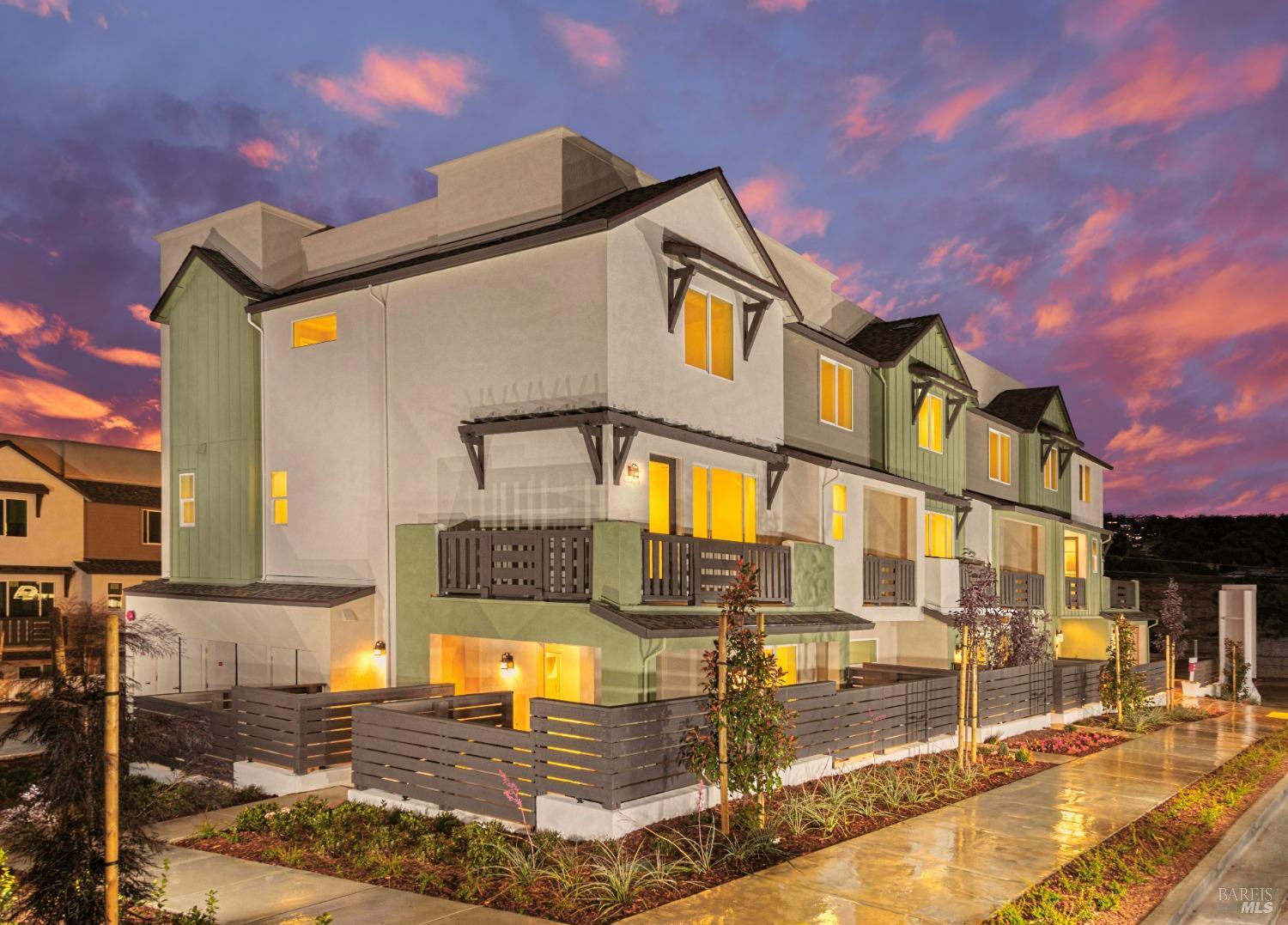 Detail Gallery Image 5 of 14 For 5163 Dalai Lama Ave, Richmond,  CA 94804 - 3 Beds | 3 Baths