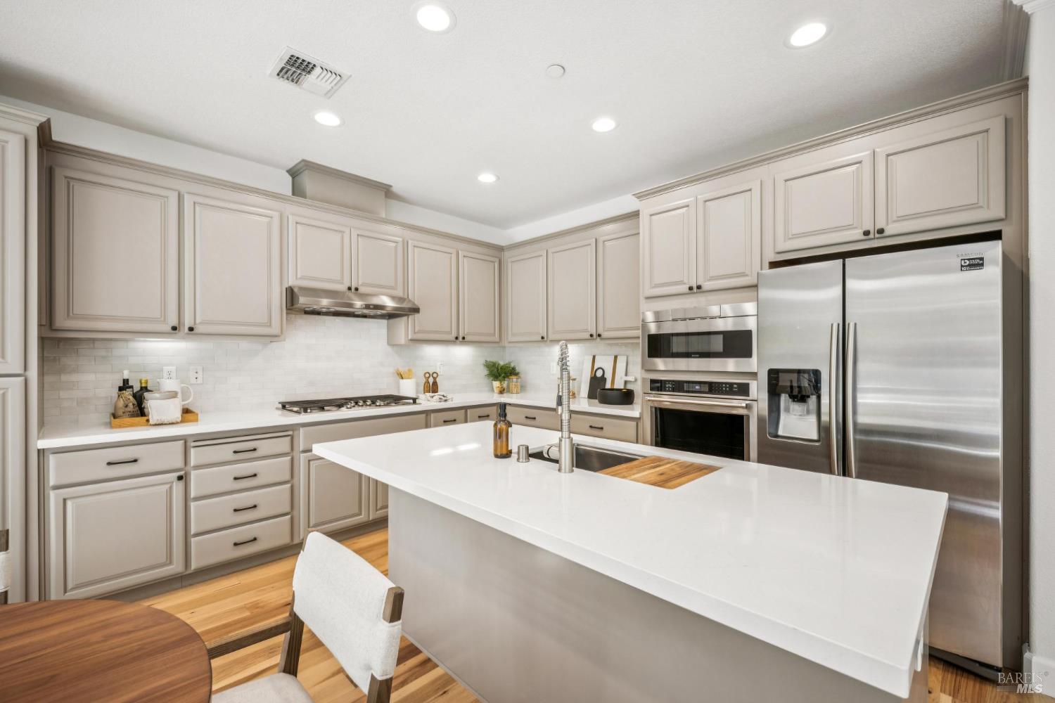 Detail Gallery Image 16 of 38 For 71 Oak Grove Dr, Novato,  CA 94949 - 4 Beds | 3/1 Baths