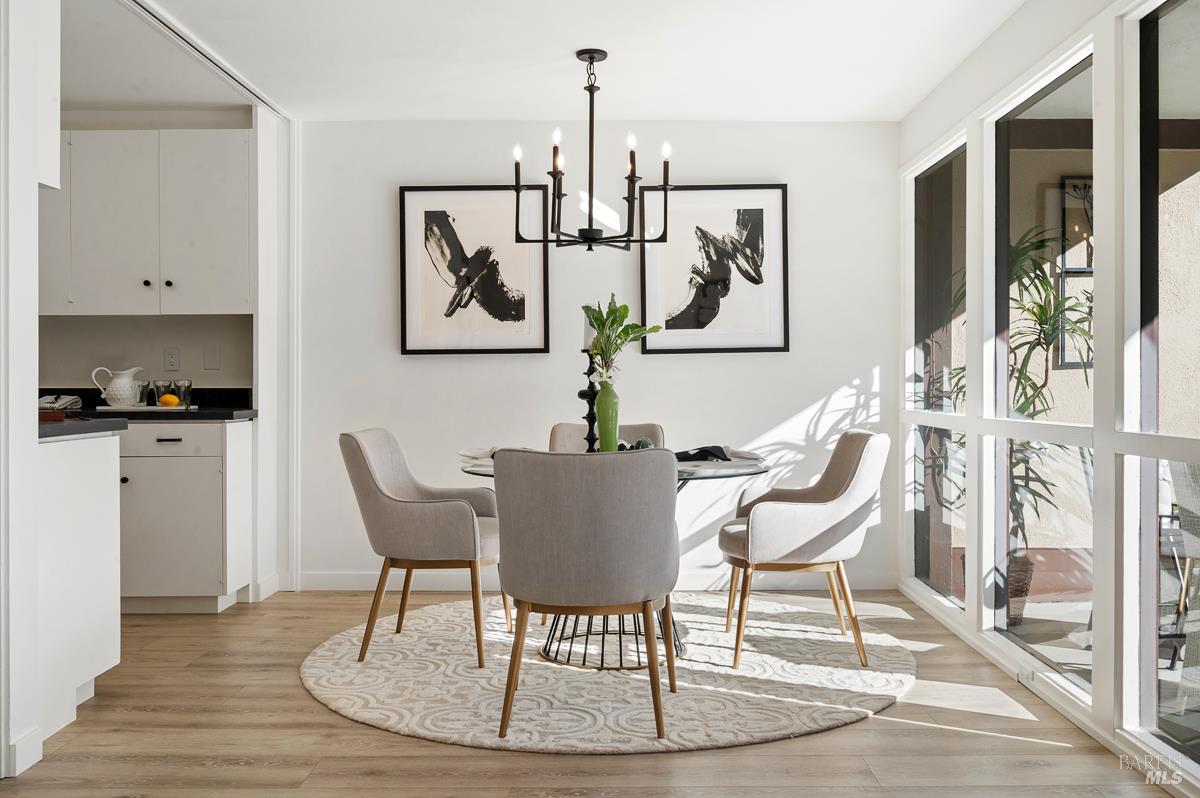 Detail Gallery Image 12 of 48 For 46 Surrey Ln, San Rafael,  CA 94903 - 2 Beds | 2 Baths