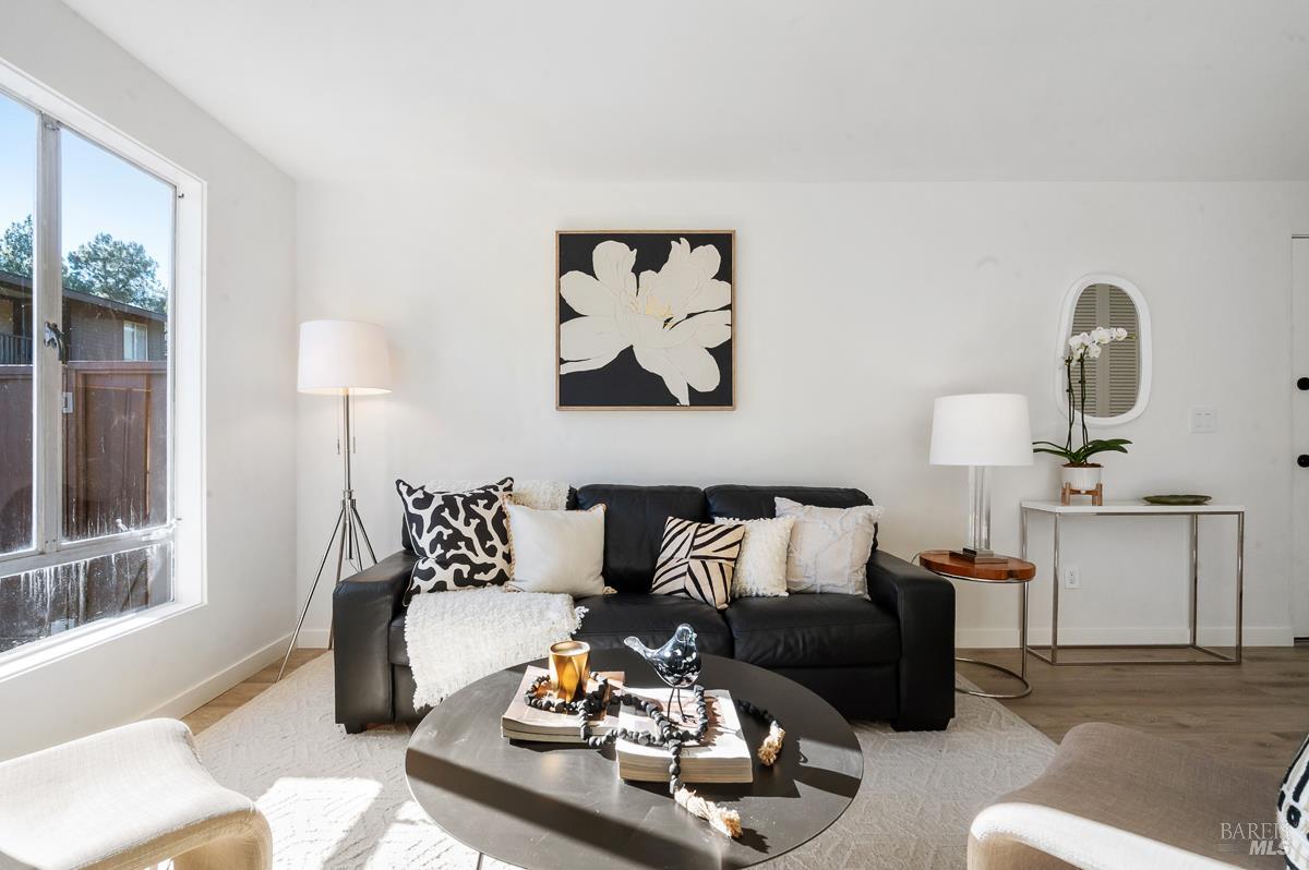 Detail Gallery Image 5 of 48 For 46 Surrey Ln, San Rafael,  CA 94903 - 2 Beds | 2 Baths