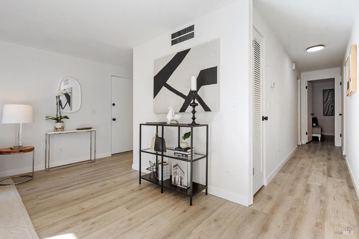 Detail Gallery Image 18 of 48 For 46 Surrey Ln, San Rafael,  CA 94903 - 2 Beds | 2 Baths