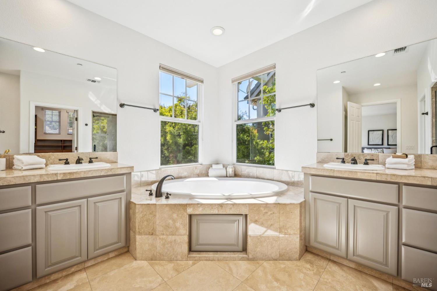 Detail Gallery Image 26 of 38 For 71 Oak Grove Dr, Novato,  CA 94949 - 4 Beds | 3/1 Baths