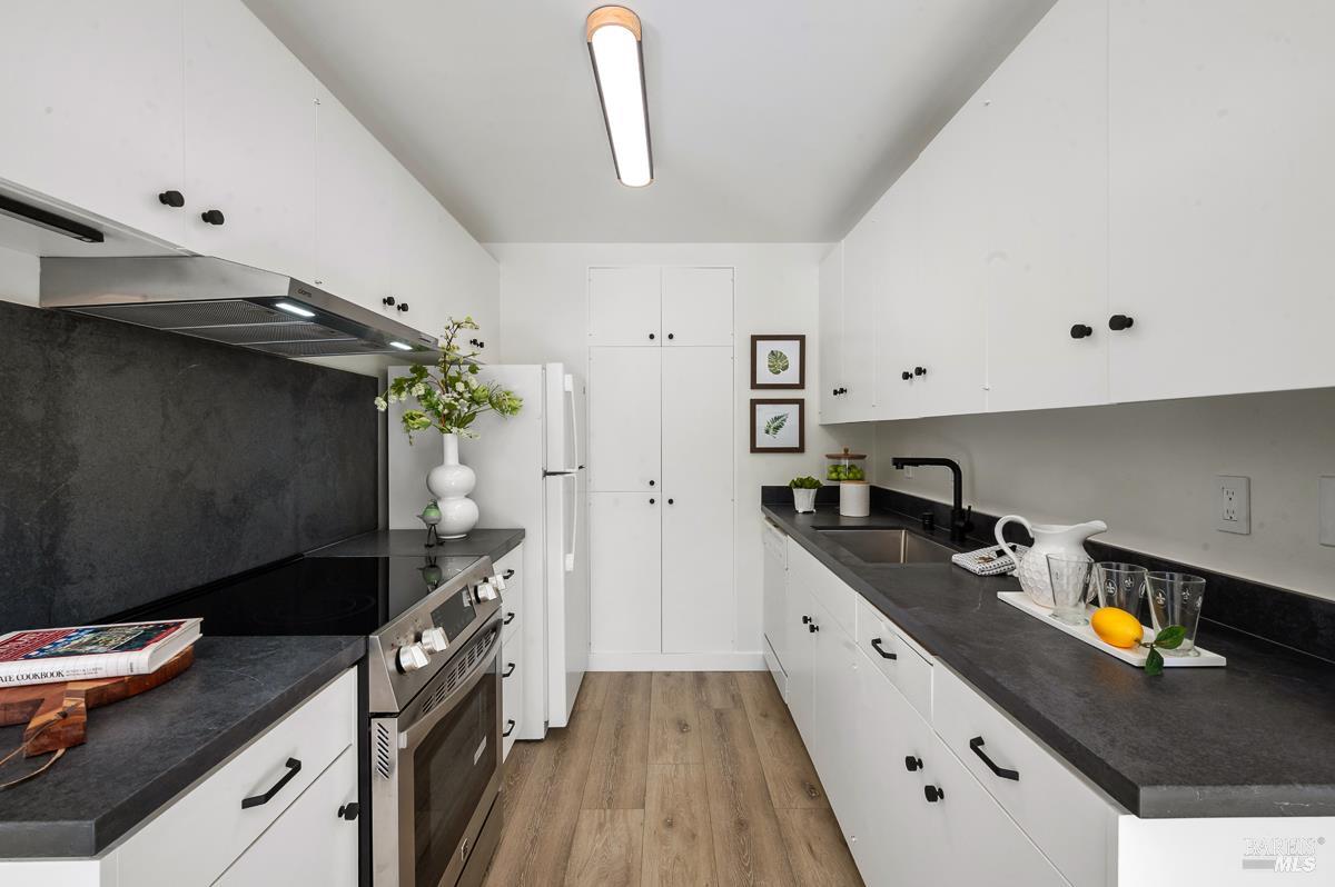 Detail Gallery Image 14 of 48 For 46 Surrey Ln, San Rafael,  CA 94903 - 2 Beds | 2 Baths