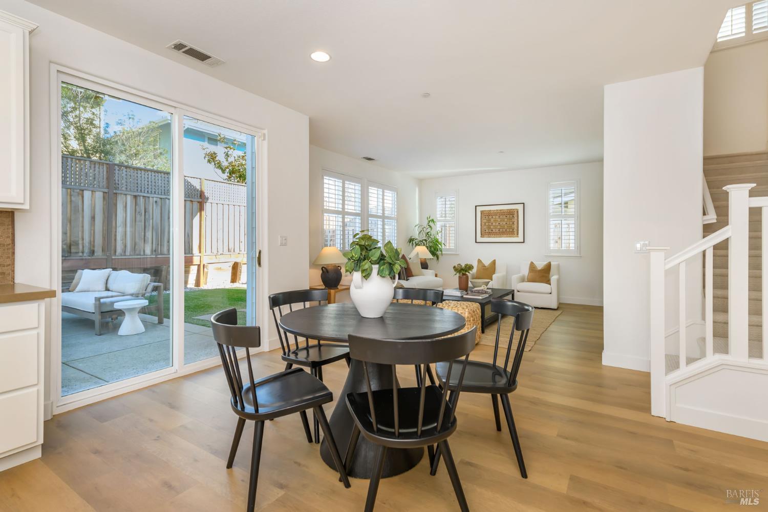 Detail Gallery Image 11 of 46 For 1727 Chinar Dr, Petaluma,  CA 94954 - 4 Beds | 2/1 Baths