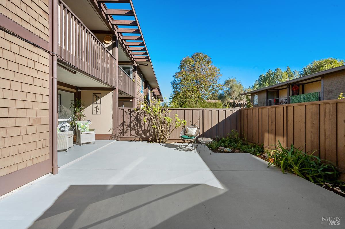 Detail Gallery Image 32 of 48 For 46 Surrey Ln, San Rafael,  CA 94903 - 2 Beds | 2 Baths