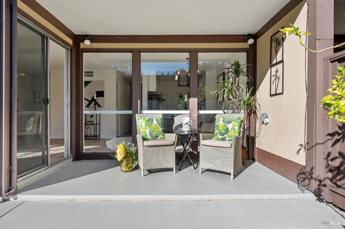 Detail Gallery Image 8 of 48 For 46 Surrey Ln, San Rafael,  CA 94903 - 2 Beds | 2 Baths