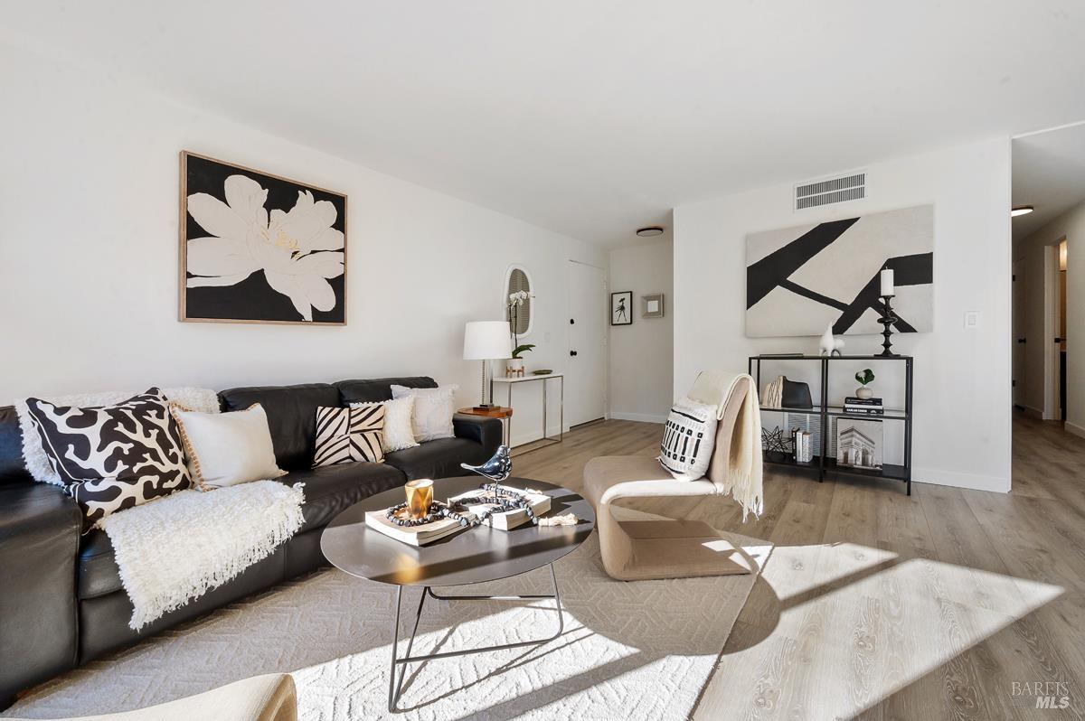 Detail Gallery Image 4 of 48 For 46 Surrey Ln, San Rafael,  CA 94903 - 2 Beds | 2 Baths