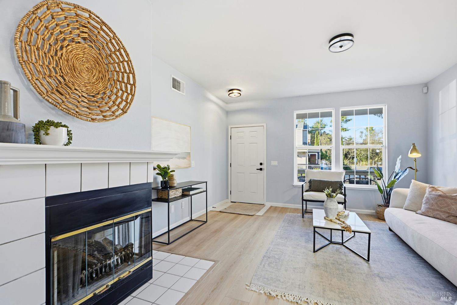 Detail Gallery Image 8 of 40 For 1740 Cork Tree Ln, Santa Rosa,  CA 95404 - 3 Beds | 2/1 Baths