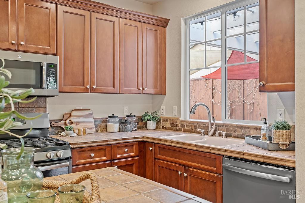 Detail Gallery Image 14 of 37 For 2148 Nectarine Dr, Santa Rosa,  CA 95404 - 3 Beds | 3 Baths