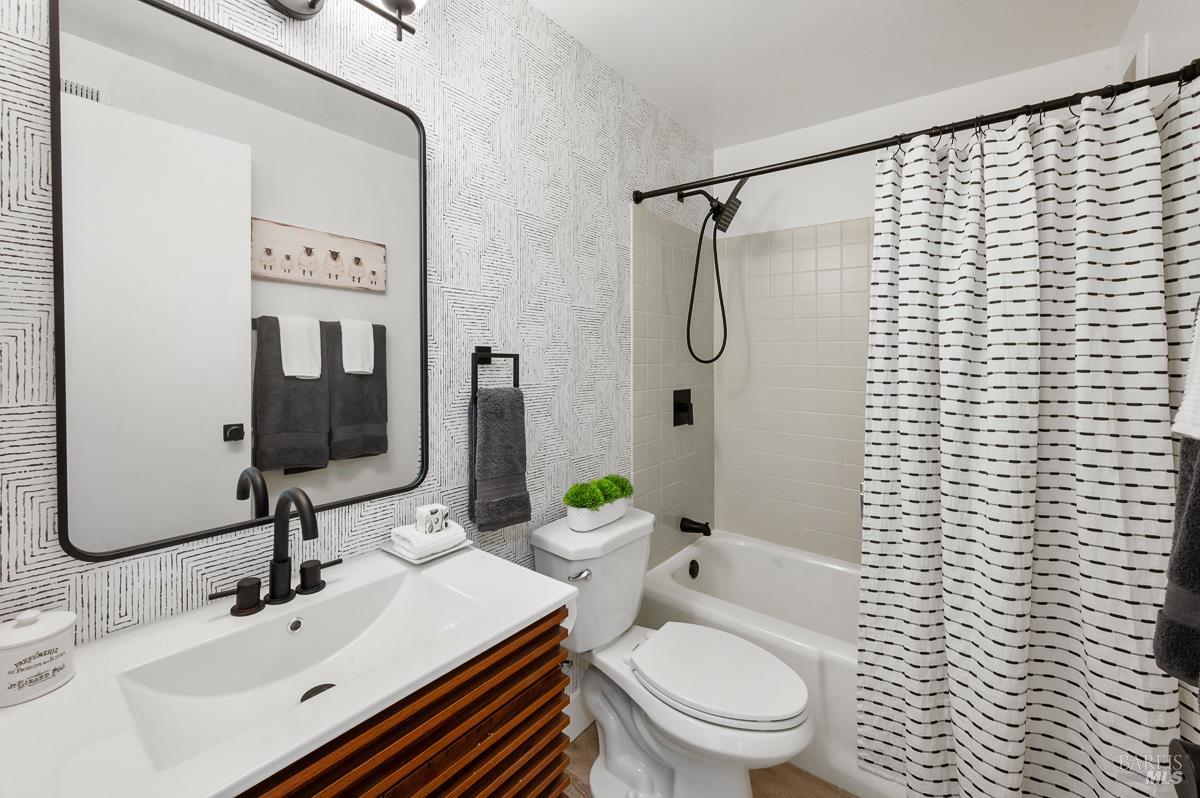 Detail Gallery Image 29 of 48 For 46 Surrey Ln, San Rafael,  CA 94903 - 2 Beds | 2 Baths