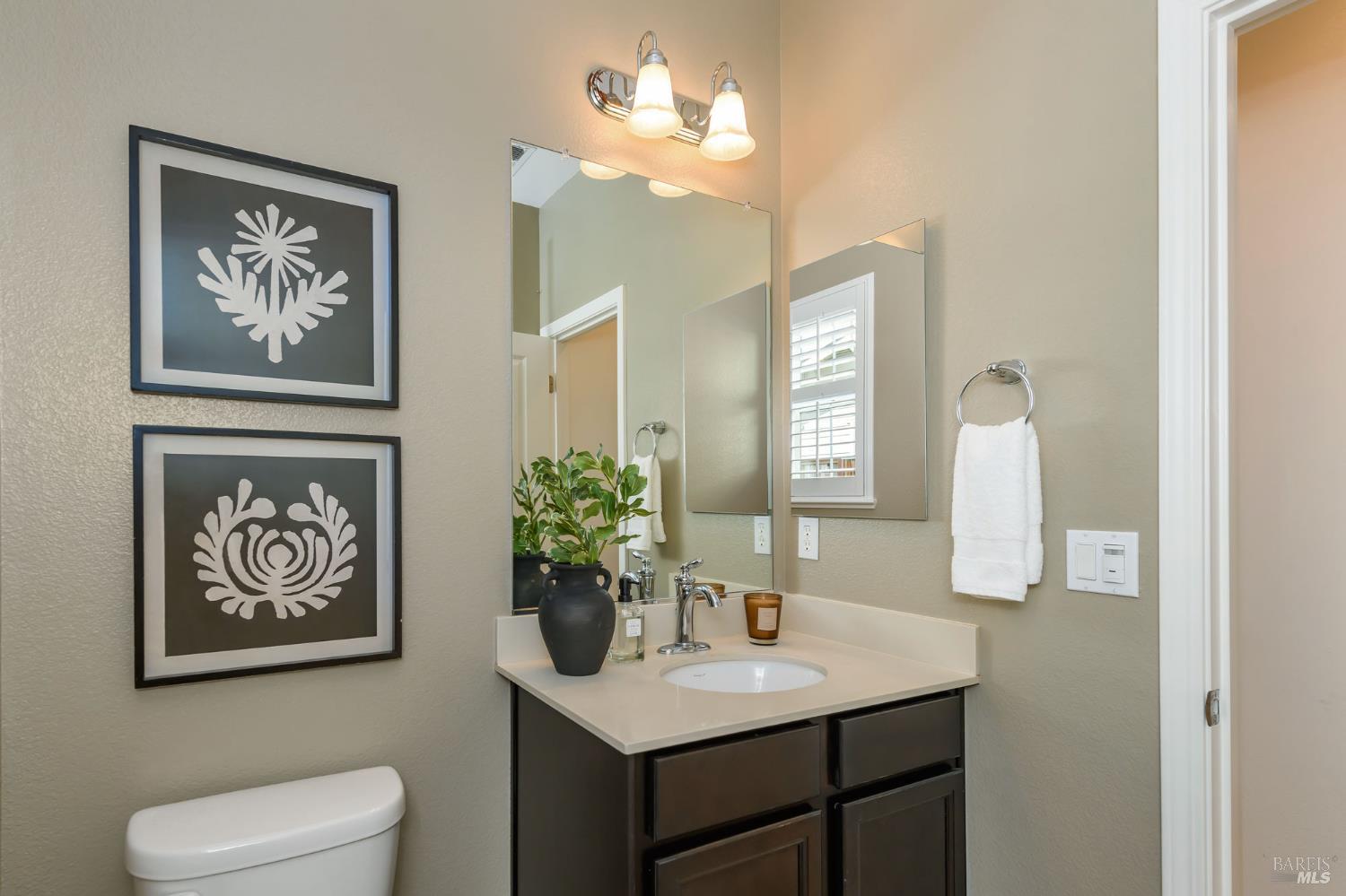 Detail Gallery Image 20 of 46 For 1727 Chinar Dr, Petaluma,  CA 94954 - 4 Beds | 2/1 Baths
