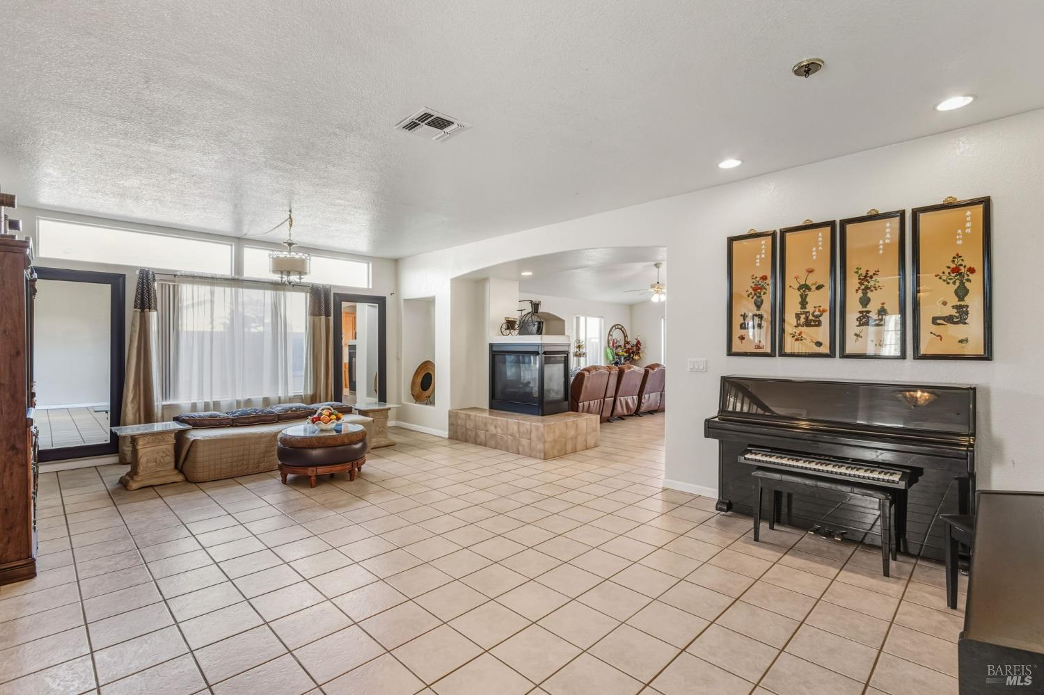 Detail Gallery Image 9 of 52 For 6996 Mortara Ct, Vallejo,  CA 94591 - 4 Beds | 3 Baths