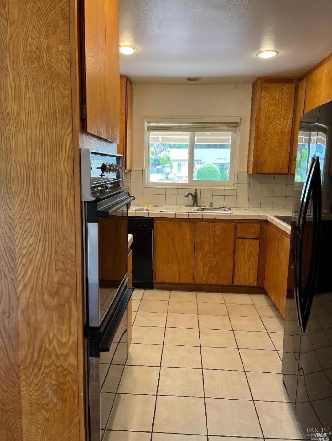 Detail Gallery Image 6 of 15 For 19 San Miguel Way, Novato,  CA 94945 - 3 Beds | 2 Baths