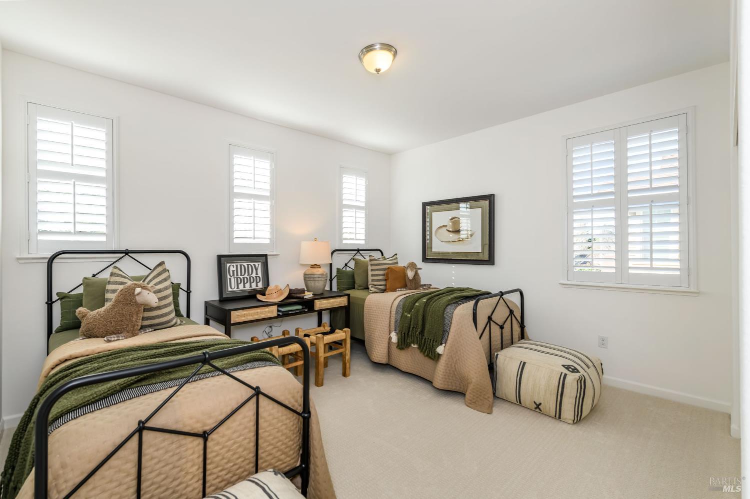 Detail Gallery Image 32 of 46 For 1727 Chinar Dr, Petaluma,  CA 94954 - 4 Beds | 2/1 Baths